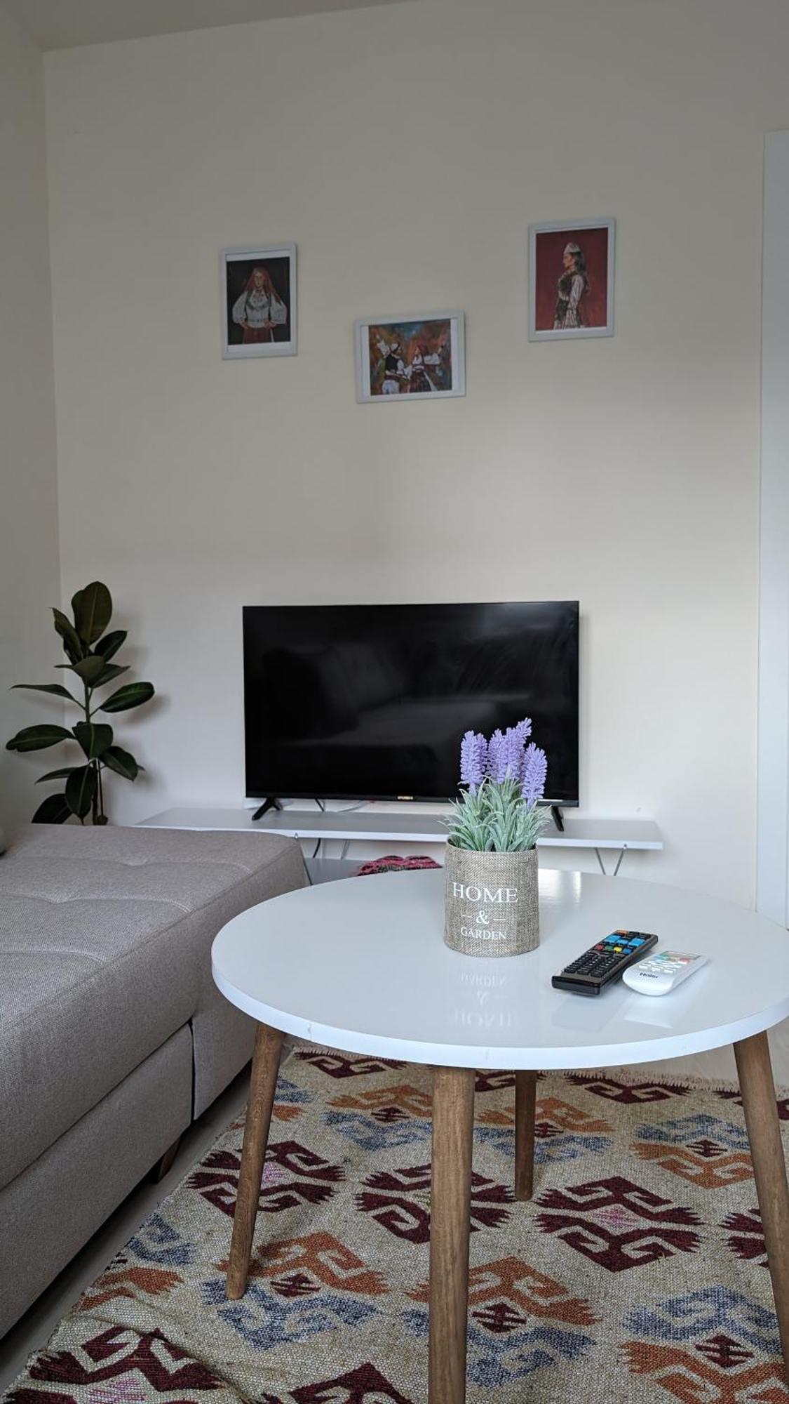 Modern Cozy 10 Min Walk To Skanderbeg Square Apartment *