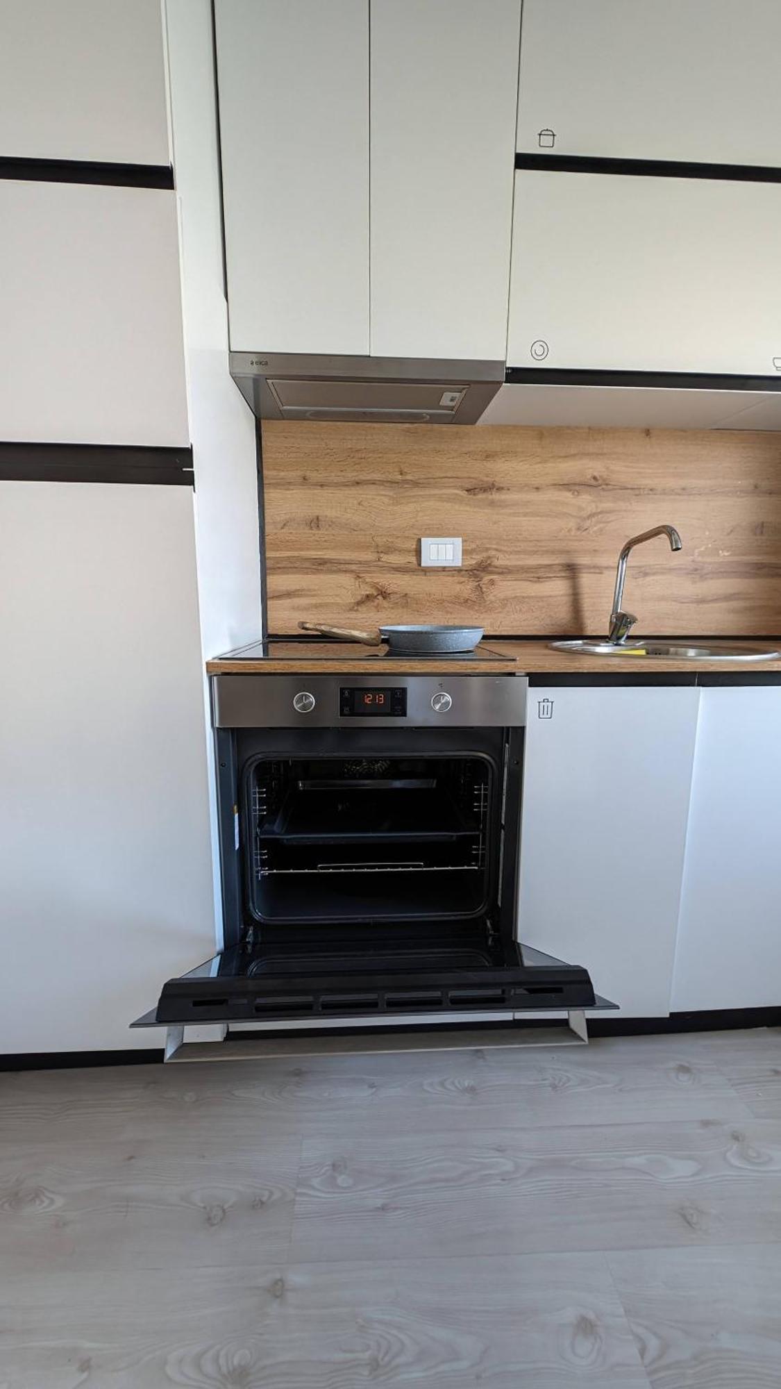 Modern Cozy 10 Min Walk To Skanderbeg Square Apartment *